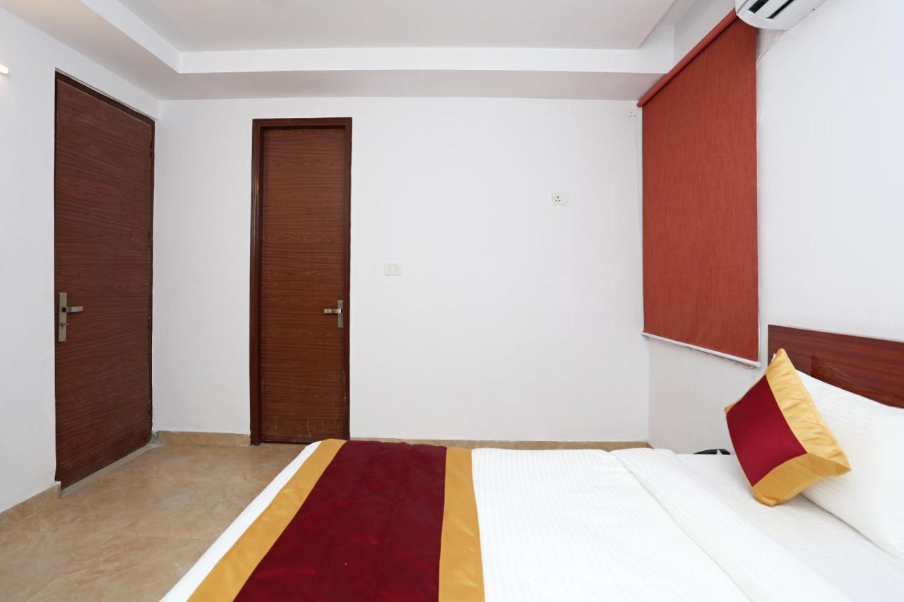 Capital O 12807 Amaira Hotel And Banquets Нойда Екстер'єр фото